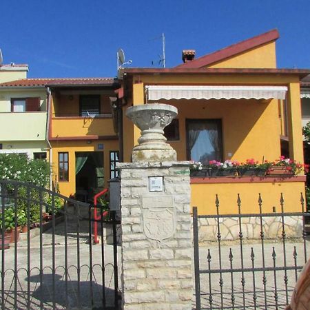 Apartmani Petunia Fazana Exterior photo