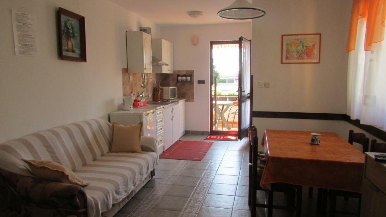 Apartmani Petunia Fazana Exterior photo