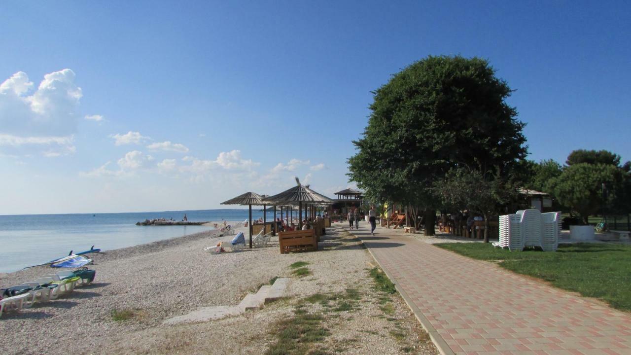 Apartmani Petunia Fazana Exterior photo