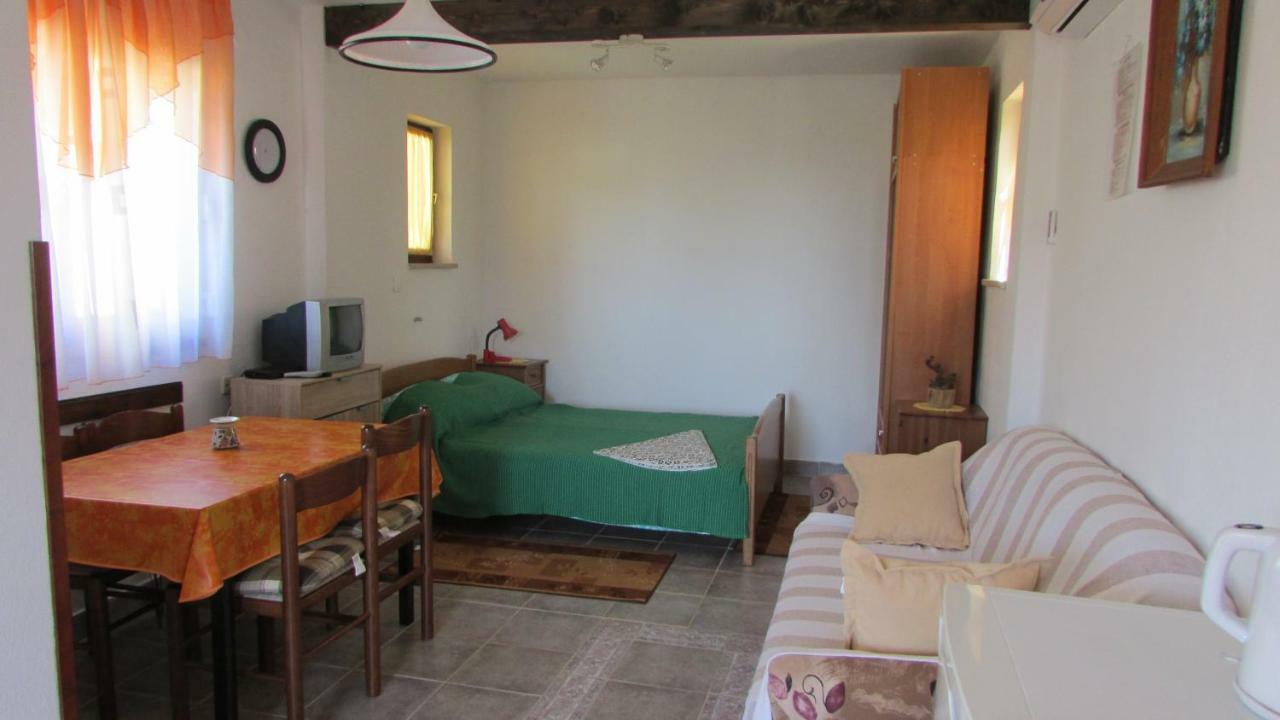 Apartmani Petunia Fazana Exterior photo
